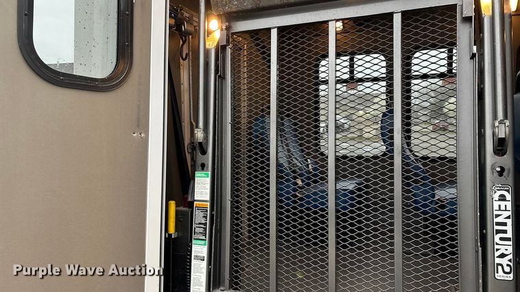 image for item FG0148 2009 Ford E350 Super Duty shuttle bus