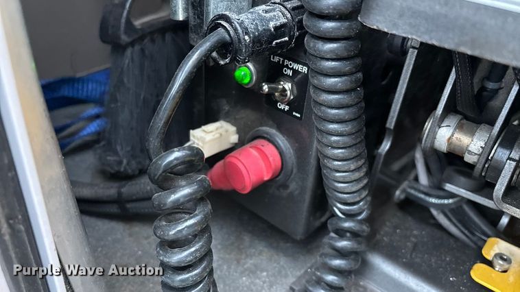 image for item FG0148 2009 Ford E350 Super Duty shuttle bus