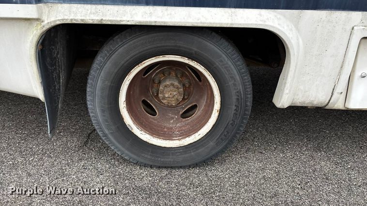 image for item FG0148 2009 Ford E350 Super Duty shuttle bus