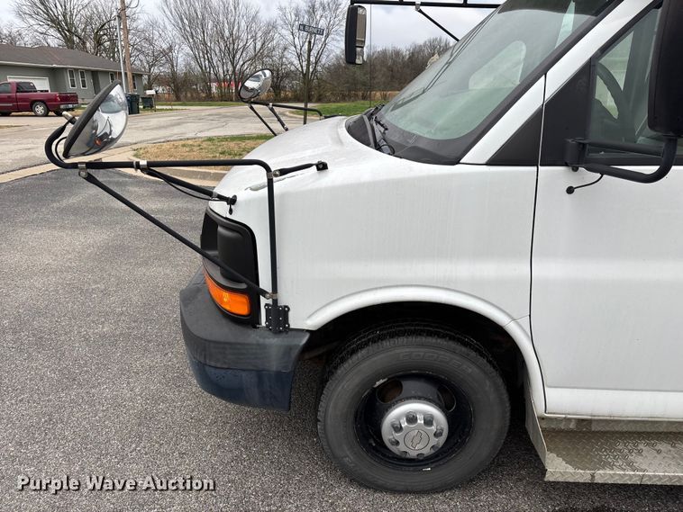 image for item FG0149 2009 Chevrolet Express shuttle bus