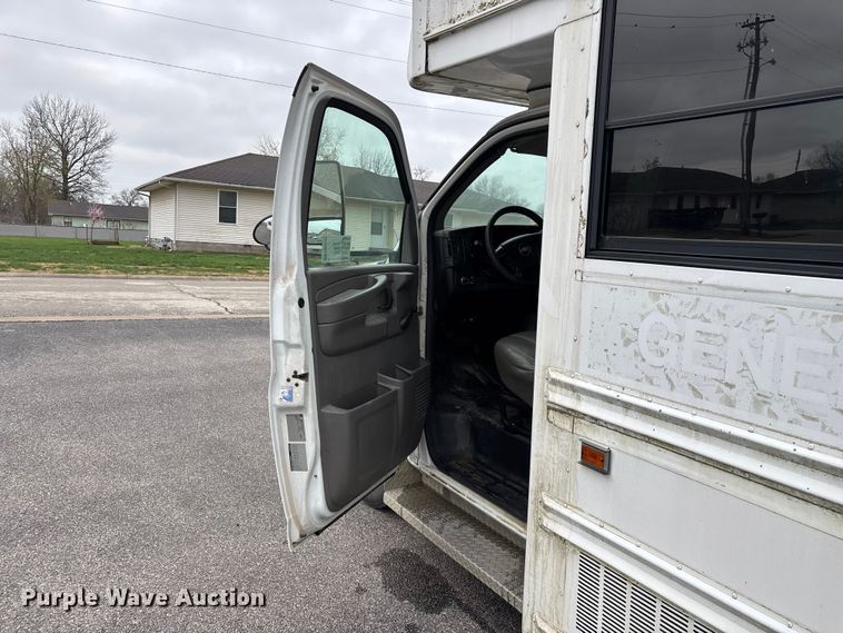 image for item FG0149 2009 Chevrolet Express shuttle bus