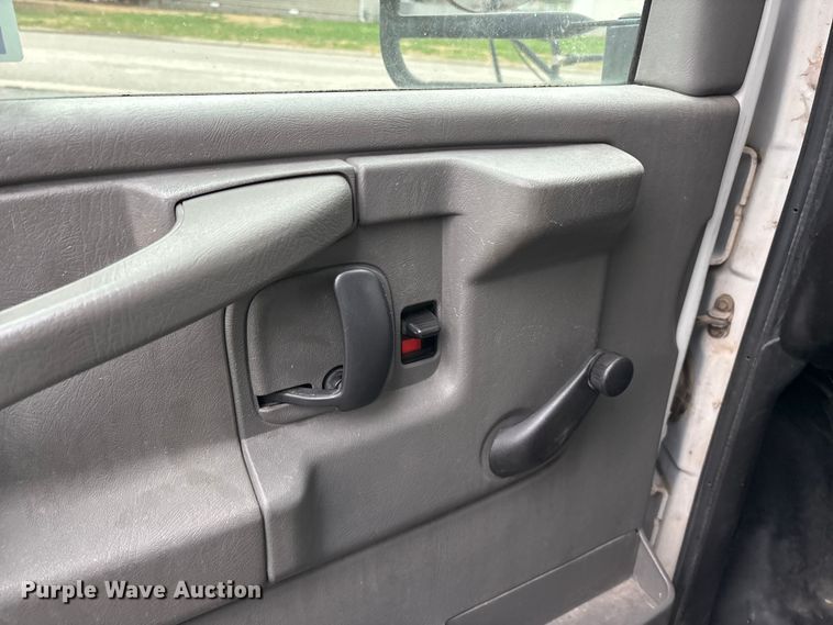 image for item FG0149 2009 Chevrolet Express shuttle bus