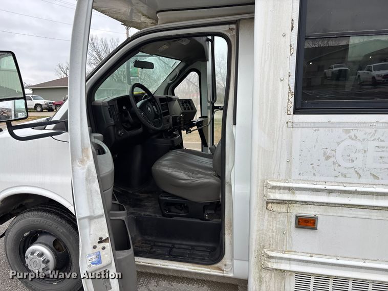 image for item FG0149 2009 Chevrolet Express shuttle bus