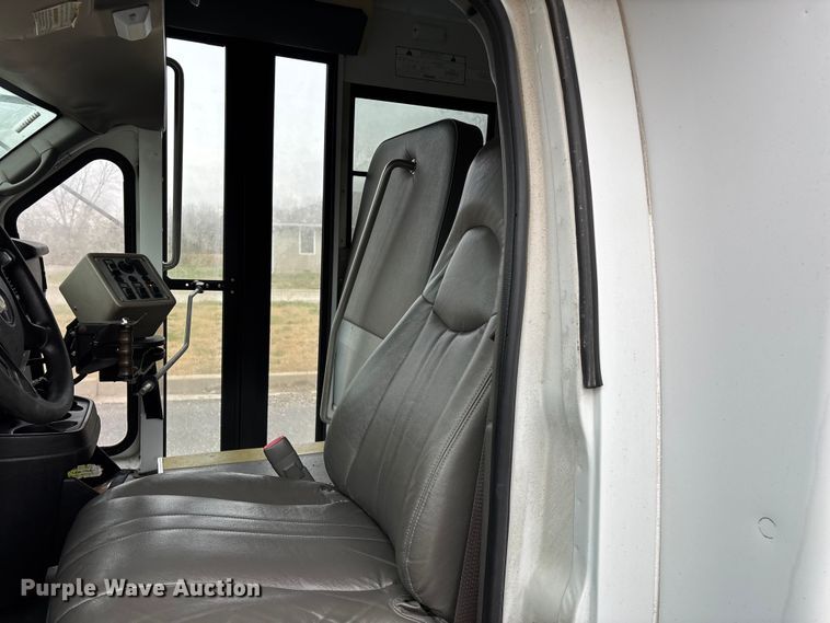 image for item FG0149 2009 Chevrolet Express shuttle bus