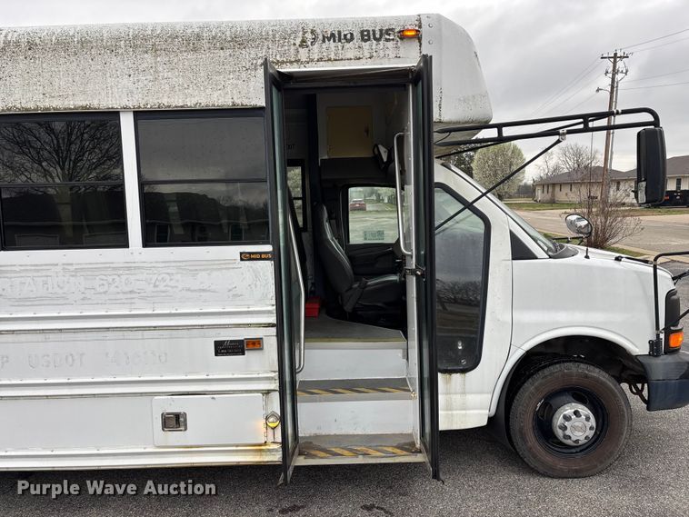 image for item FG0149 2009 Chevrolet Express shuttle bus