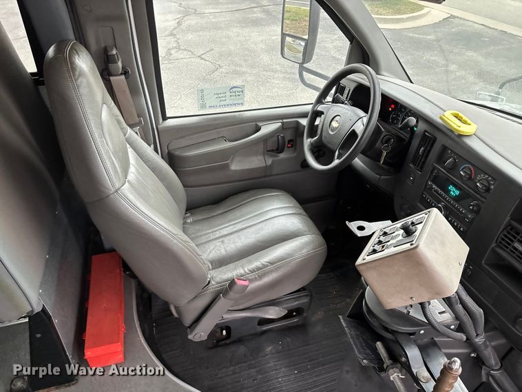 image for item FG0149 2009 Chevrolet Express shuttle bus