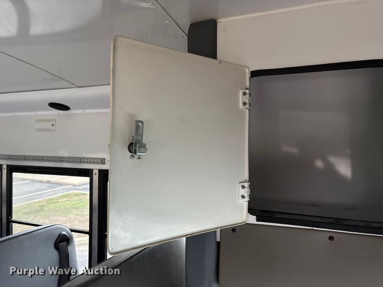 image for item FG0149 2009 Chevrolet Express shuttle bus