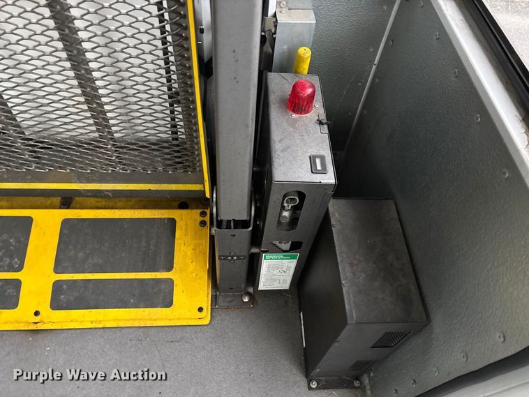 image for item FG0149 2009 Chevrolet Express shuttle bus