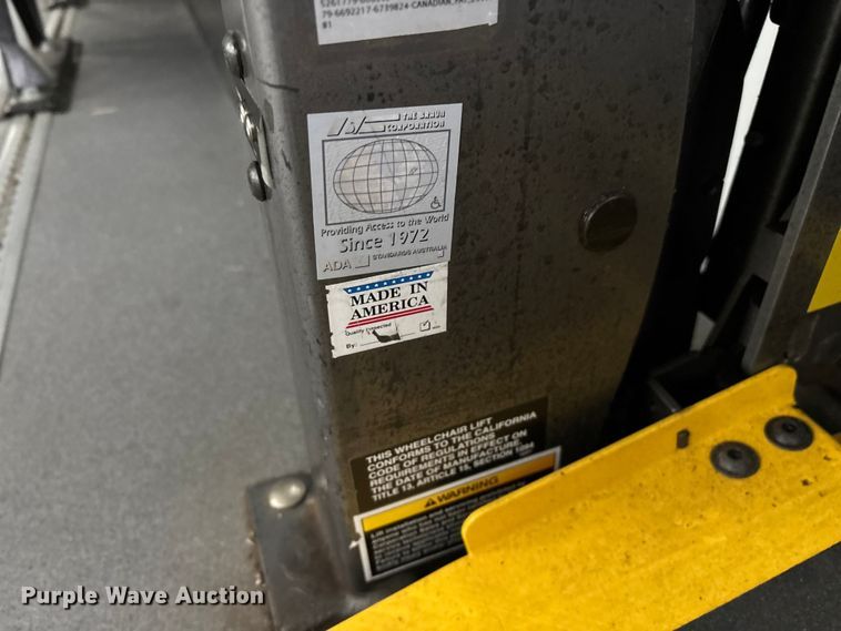 image for item FG0149 2009 Chevrolet Express shuttle bus