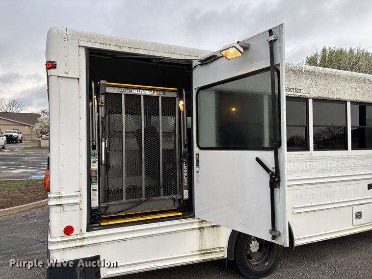 image for item FG0149 2009 Chevrolet Express shuttle bus