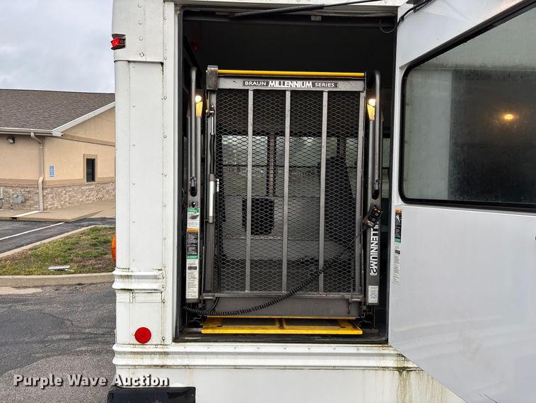 image for item FG0149 2009 Chevrolet Express shuttle bus