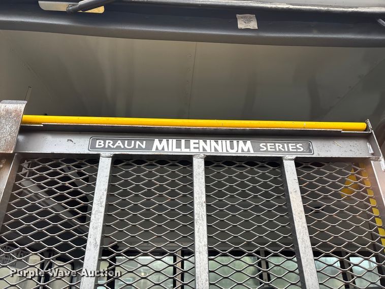 image for item FG0149 2009 Chevrolet Express shuttle bus