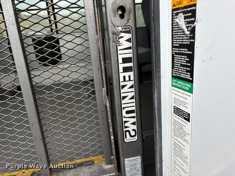 image for item FG0149 2009 Chevrolet Express shuttle bus