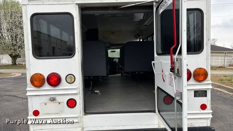 image for item FG0149 2009 Chevrolet Express shuttle bus