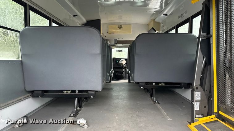 image for item FG0149 2009 Chevrolet Express shuttle bus