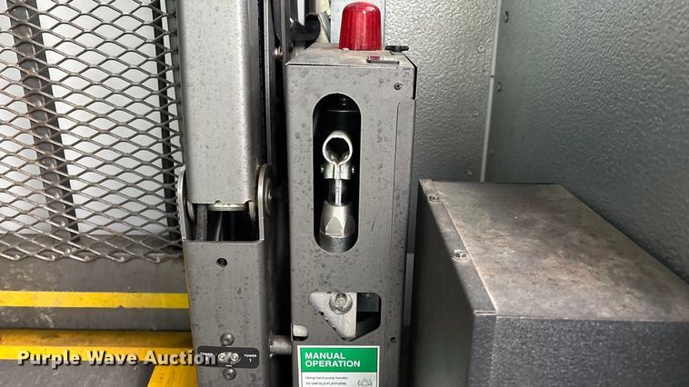 image for item FG0149 2009 Chevrolet Express shuttle bus