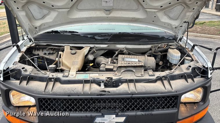 image for item FG0149 2009 Chevrolet Express shuttle bus