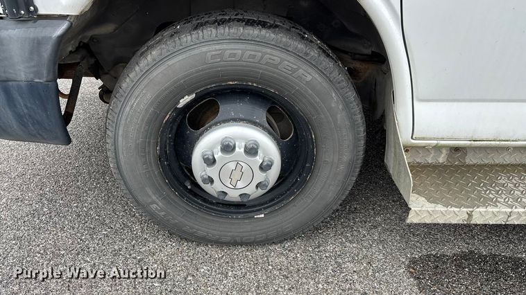 image for item FG0149 2009 Chevrolet Express shuttle bus