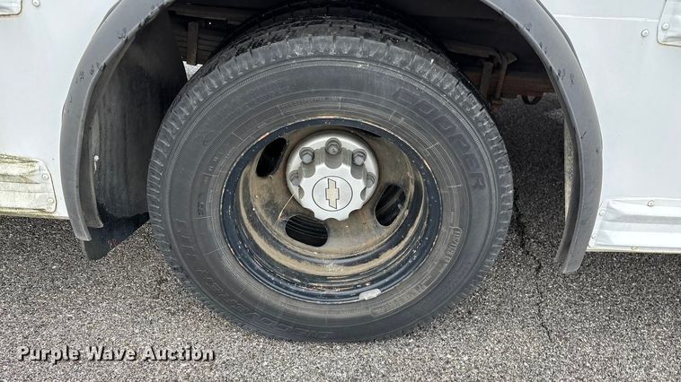 image for item FG0149 2009 Chevrolet Express shuttle bus