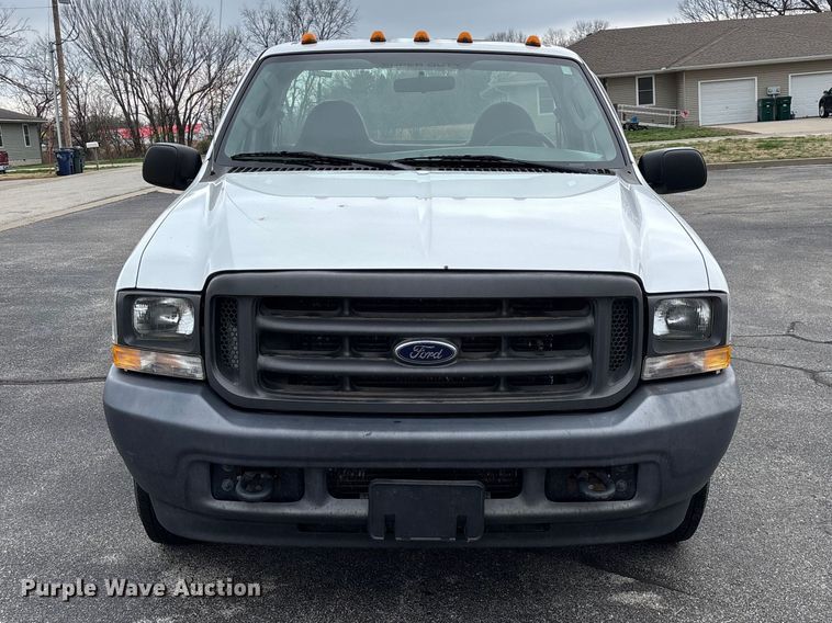 image for item FG0153 2004 Ford F350 Super Duty XL pickup truck