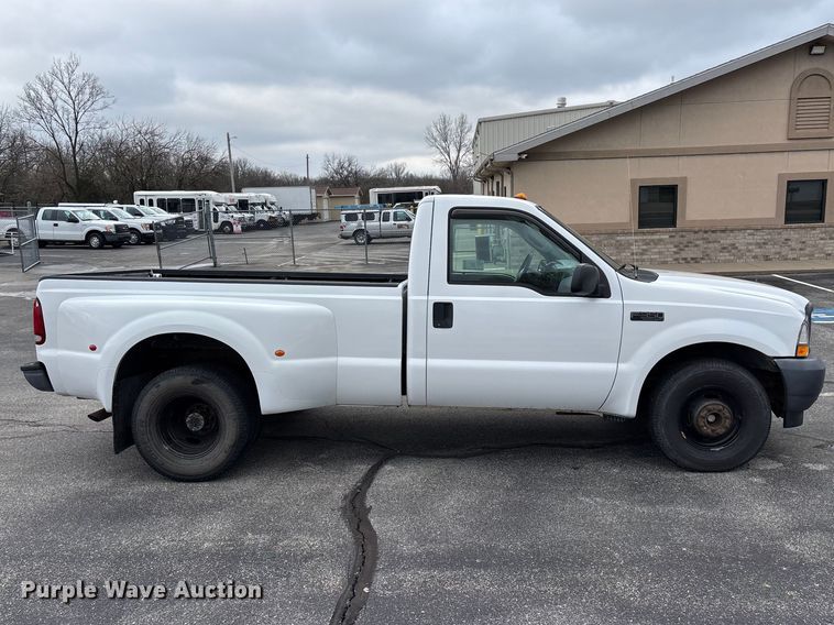 image for item FG0153 2004 Ford F350 Super Duty XL pickup truck