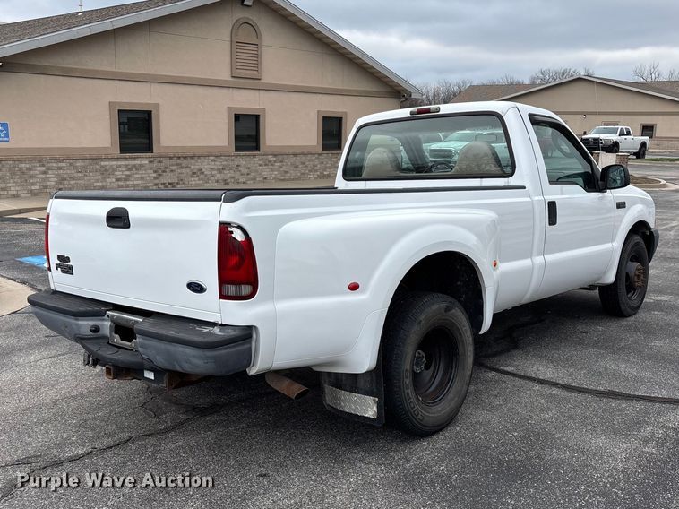 image for item FG0153 2004 Ford F350 Super Duty XL pickup truck