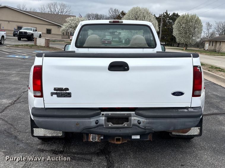 image for item FG0153 2004 Ford F350 Super Duty XL pickup truck