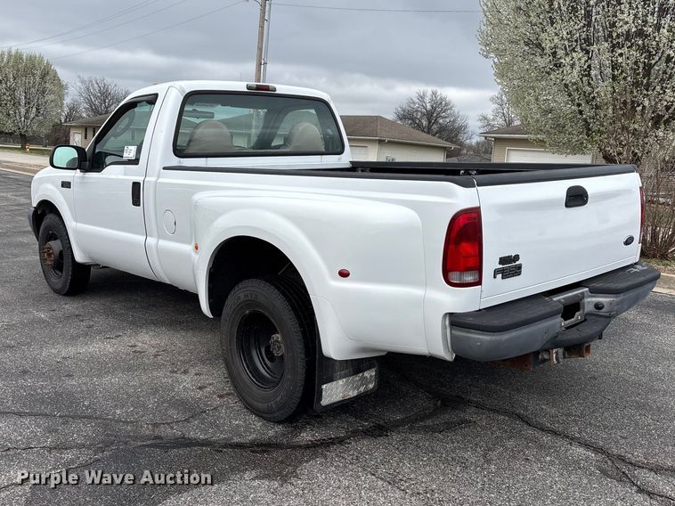 image for item FG0153 2004 Ford F350 Super Duty XL pickup truck