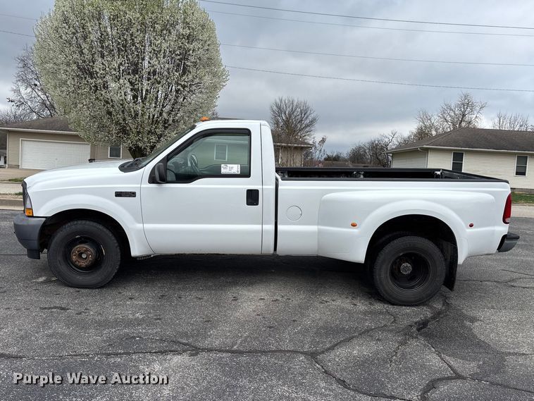 image for item FG0153 2004 Ford F350 Super Duty XL pickup truck
