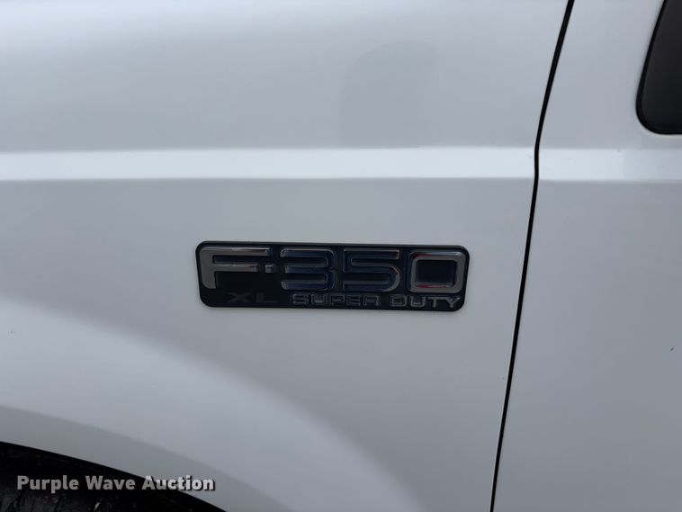image for item FG0153 2004 Ford F350 Super Duty XL pickup truck