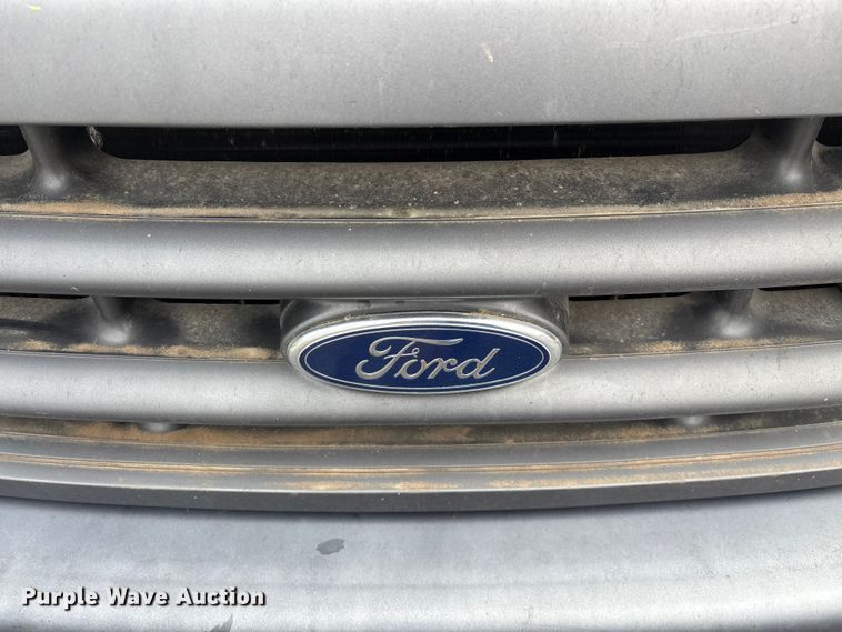 image for item FG0153 2004 Ford F350 Super Duty XL pickup truck