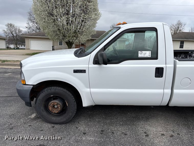 image for item FG0153 2004 Ford F350 Super Duty XL pickup truck