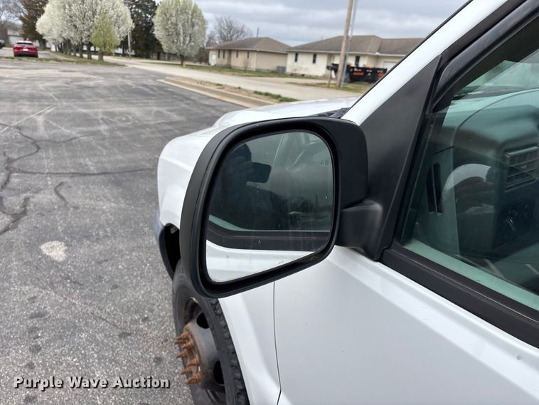 image for item FG0153 2004 Ford F350 Super Duty XL pickup truck