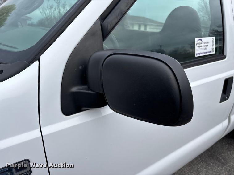 image for item FG0153 2004 Ford F350 Super Duty XL pickup truck