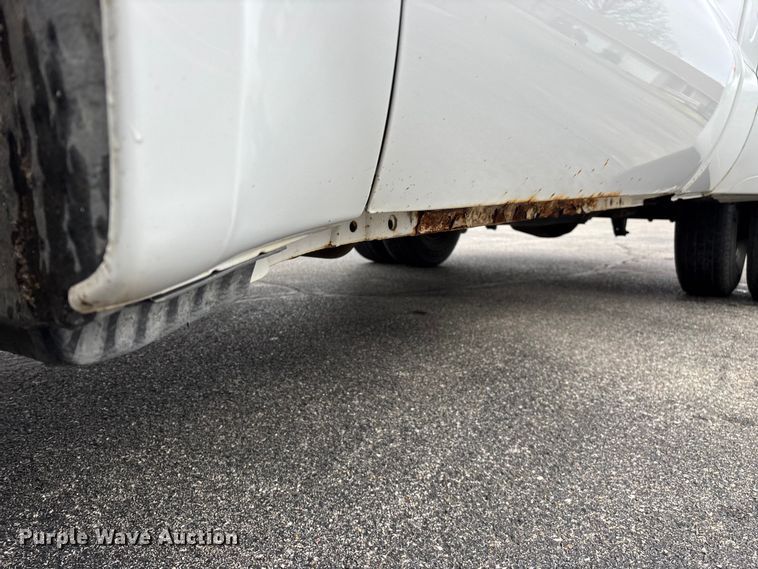 image for item FG0153 2004 Ford F350 Super Duty XL pickup truck