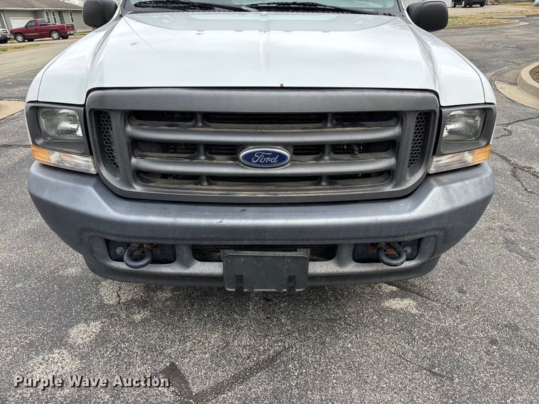image for item FG0153 2004 Ford F350 Super Duty XL pickup truck