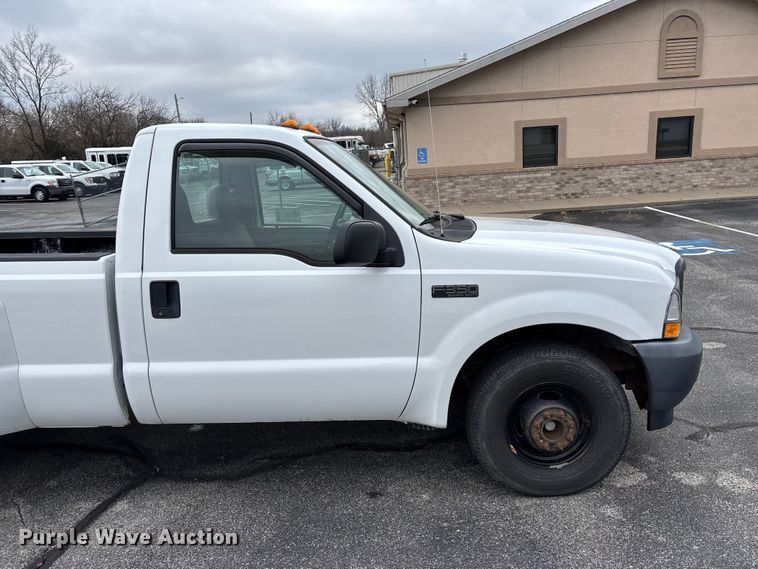 image for item FG0153 2004 Ford F350 Super Duty XL pickup truck