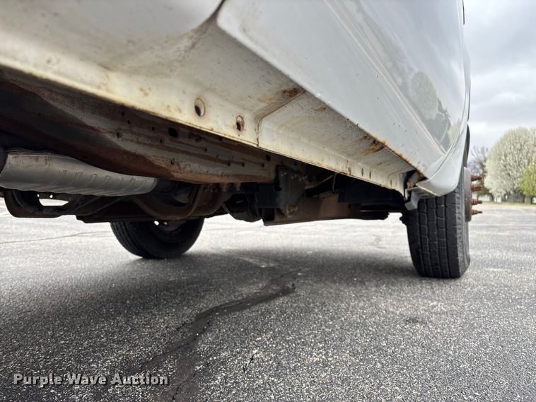 image for item FG0153 2004 Ford F350 Super Duty XL pickup truck