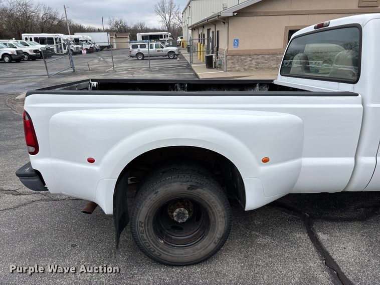image for item FG0153 2004 Ford F350 Super Duty XL pickup truck