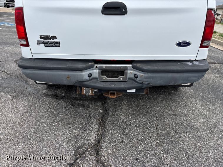 image for item FG0153 2004 Ford F350 Super Duty XL pickup truck