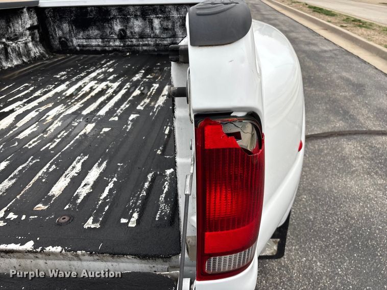 image for item FG0153 2004 Ford F350 Super Duty XL pickup truck