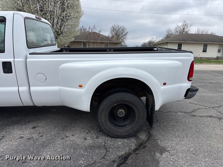 image for item FG0153 2004 Ford F350 Super Duty XL pickup truck