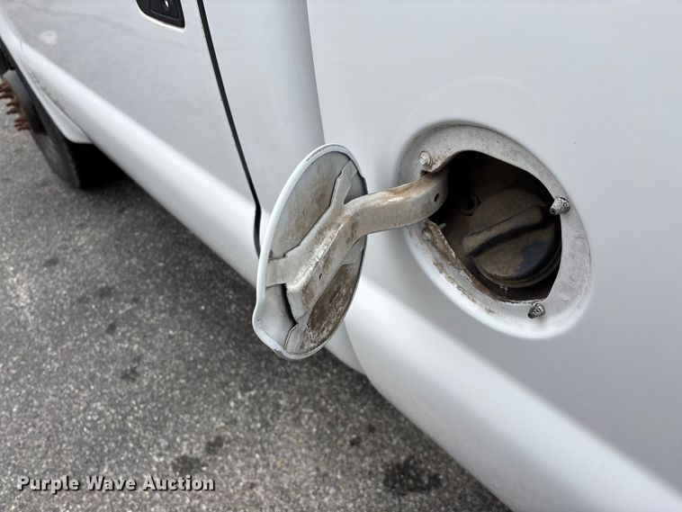 image for item FG0153 2004 Ford F350 Super Duty XL pickup truck