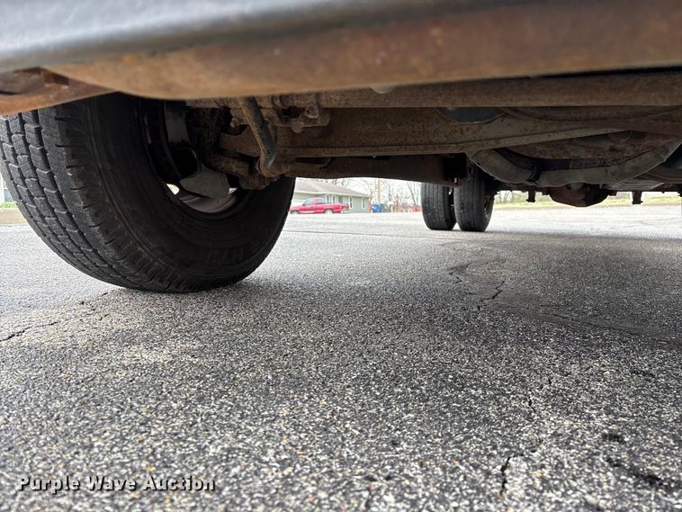 image for item FG0153 2004 Ford F350 Super Duty XL pickup truck