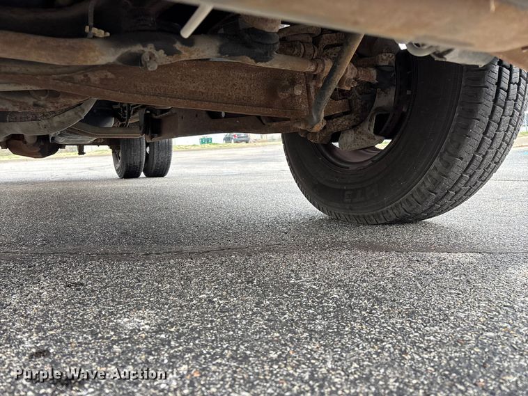 image for item FG0153 2004 Ford F350 Super Duty XL pickup truck