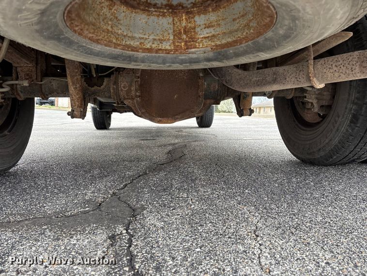 image for item FG0153 2004 Ford F350 Super Duty XL pickup truck