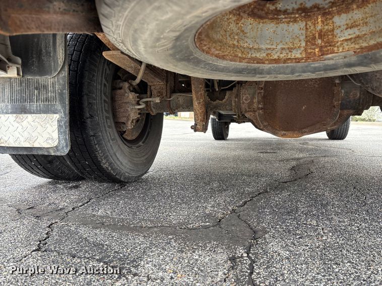 image for item FG0153 2004 Ford F350 Super Duty XL pickup truck