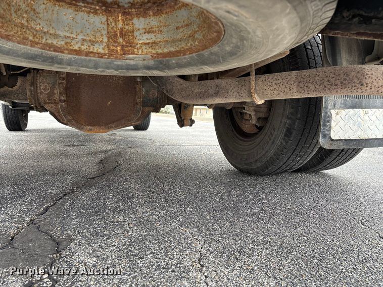 image for item FG0153 2004 Ford F350 Super Duty XL pickup truck