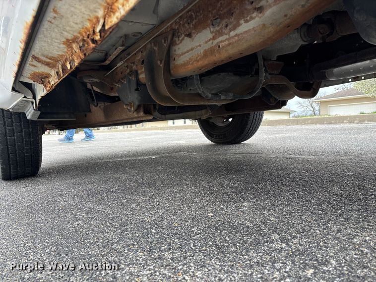 image for item FG0153 2004 Ford F350 Super Duty XL pickup truck