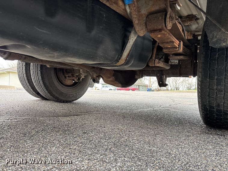 image for item FG0153 2004 Ford F350 Super Duty XL pickup truck